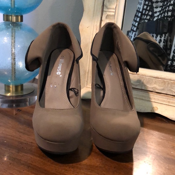 Heels - Picture 2 of 4